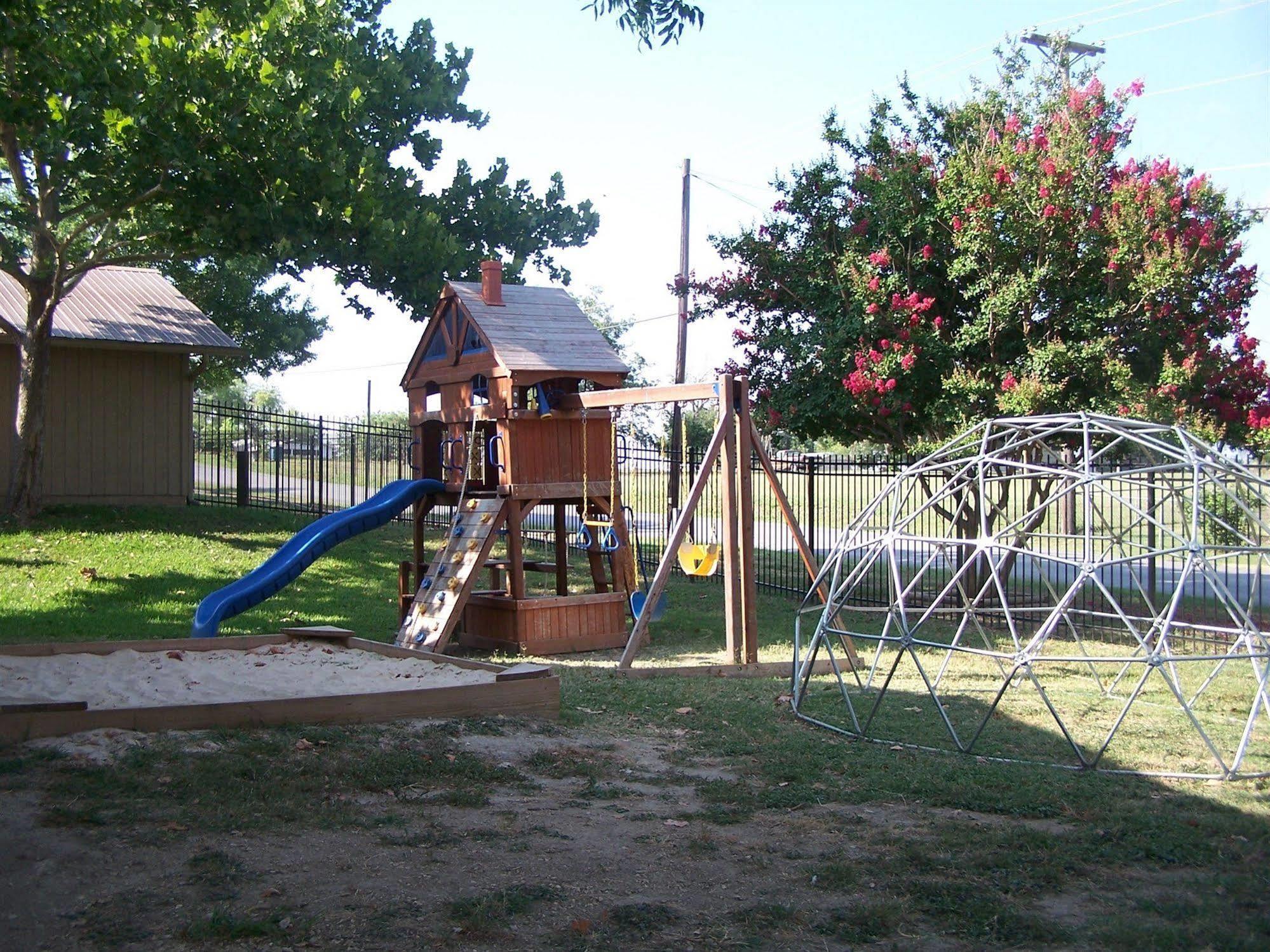 Sun Retreats Texas Hill Country Hotel นิวบราวน์เฟลส์ ภายนอก รูปภาพ